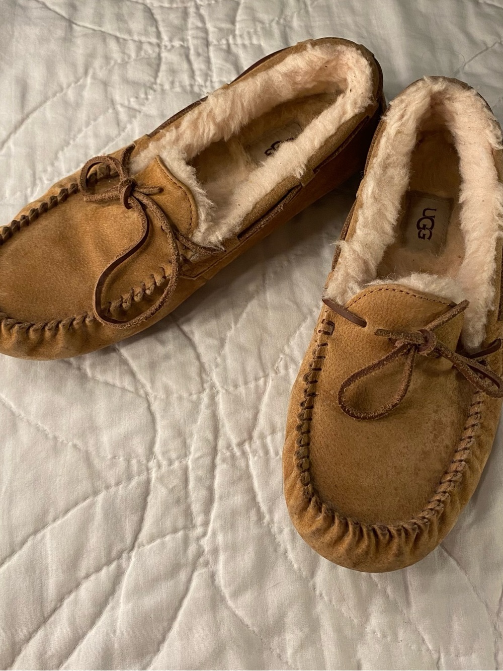 UGG Moccasins Tan Brown and White Fleece slippers 🥿✨ Good Condition Size W9